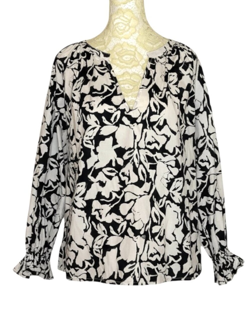 Evereve Jordy Peasant Top Blouse Shirt Split Neck Floral Black White M - Picture 2 of 9